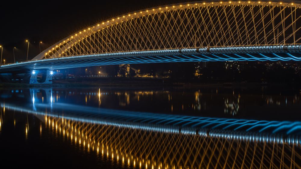Noční snímky ukazují krásu pražského mostu. Otevřel se před šesti lety